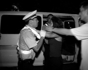 女子阻挠采访当着警察殴打记者被拘(组图)