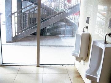公共厕所装透明玻璃墙引如厕人尴尬(图)