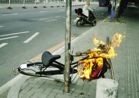 自行车离奇“自燃” 疑被人扔进未熄灭烟头