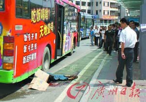 工人候车被挤下站台 惨遭公交车轧亡(图)