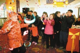 百岁老太在生日宴上又唱又跳 表演投入收不住