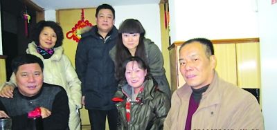 马姨（右二前排）与家人。薛马义 摄