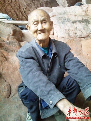 80岁老人山洞居住40年 生活仿佛世外桃源(图)