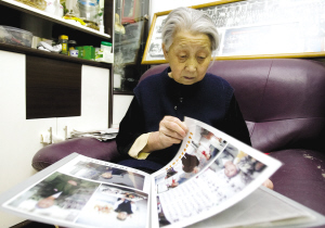 杜静英老人回忆她的学生们  本组图片 记者 张秋磊 摄