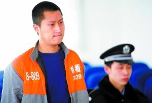 昨日上午，被告人邹某因涉嫌抢劫罪在朝阳法院受审。 本报记者 王贵彬 摄