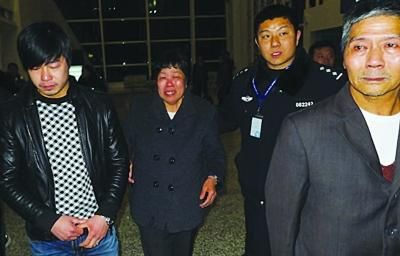 简短的相认之后，在民警的陪同下，一家三口红着眼睛离开涟水机场（左1为李灿尚，左2为其母亲，右1为其父亲林健）。