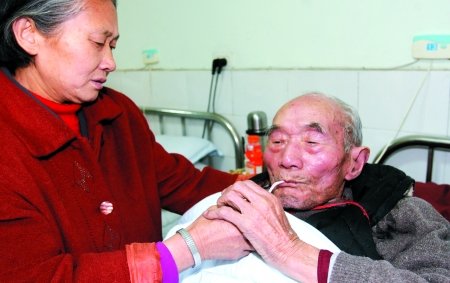 94岁患癌老翁被亲儿拒之门外 被迫宿街头(图)