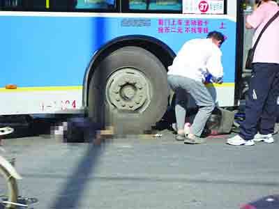 骑车妇女被公交车撞倒 腹部碾过当场死亡(图)