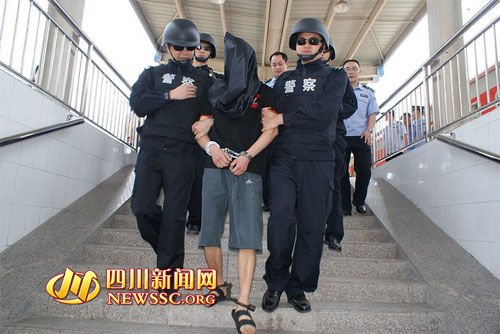 王虎被警方押解回渠县（摄影：网友船长）