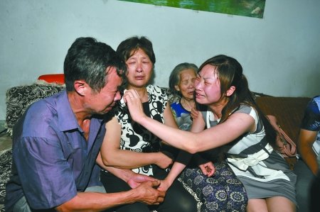 女子被拐24年后回家 上千街坊集体迎接(图)