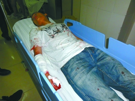 　　受伤后，卢凌被送到医院接受治疗。东莞阳光反扒队 供图