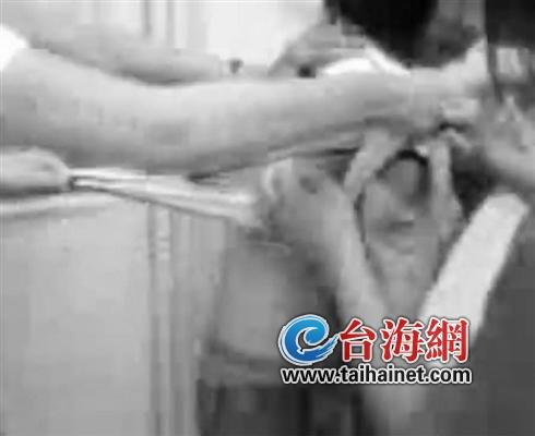 女生遭两女子围殴 被扒光衣服拍裸体视频(图)