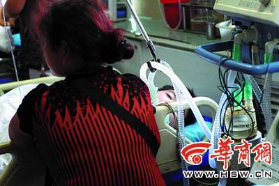 昨日中午，在唐都医院急诊科，13岁的小华（化名）还在抢救，母亲一直守在旁边 本报记者 王智 摄