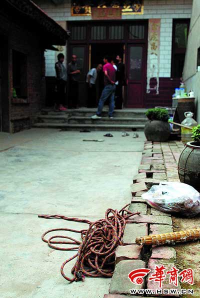 父亲用来绑小华的绳子还在院子里 本组图片由本报记者王智摄