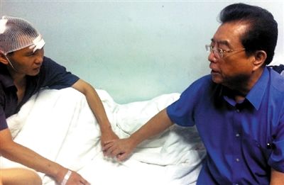 昨天，李双江来到医院看望伤者。