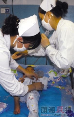 湘雅二医院医护人员正在为小梦做治疗。本版图 通讯员 王建新