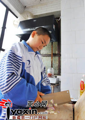 10月19日，伊宁市丽园小区10号楼五单元。曹晓宇在厨房切洋葱。他很早就学会了这样做饭照顾母亲。对于切菜更是得心应手，一点也不像一个12岁的小男孩。亚心网记者 朱翊 摄 