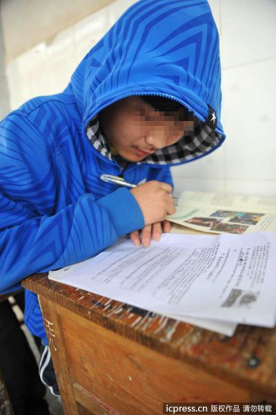 学生将帽子戴上在寒风中考试。图片来源：东方IC