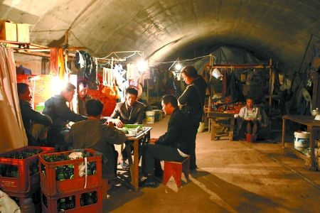 江北城三洞桥，打牌是居住在桥洞中民工们仅有的休闲娱乐方式。 记者 刘嵩 摄