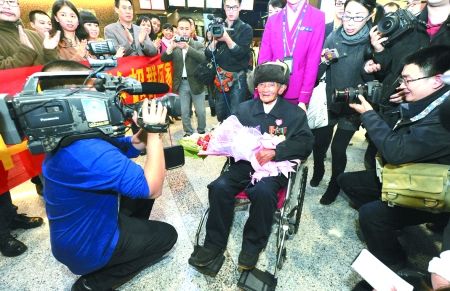 昨晚,,远征军老兵李高才抵达江北国际机场。   首席记者 钟志兵 摄