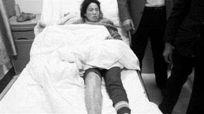 11月30日，死亡智障劳工舒新红的妻子在医院接受治疗，她身上满是伤痕。