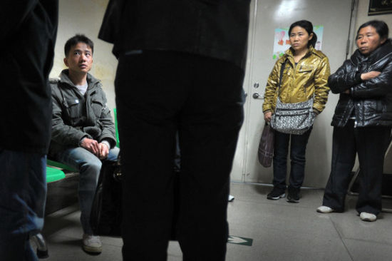 广州珠江医院，艺艺父亲阿军（左）面对艺艺母亲家人的质问，他表示自己也弄不清楚，也否认有人曾对女儿施暴。CFP