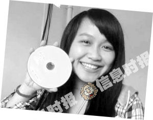 11月24日，陈丽华拿到明星签名CD后，发在自己的微博“蓶羙落丅”的照片，这也是她发的最后一个微博。本文图片 信息时报记者 何剑辉 摄
