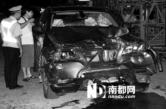 去年8月11日晚，宝马男撞人后，技侦人员对肇事车辆进行勘察。