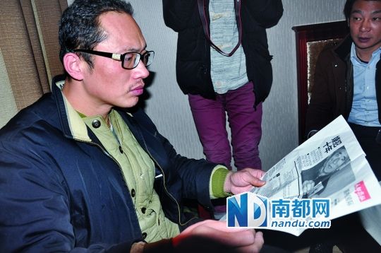 超期羁押10年后，杨波涛的头发已开始稀疏并间有白发，眼镜也断了一条腿。老路 摄