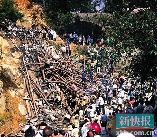 <a href=//gd.110.com>广东</a>茂名石拱桥坍塌已致7人遇难(图)