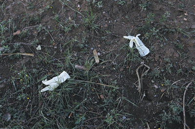 <a href=//sx.110.com>山西</a>朔州市毛皂村抓捕现场，疑似警方遗留的白色胶皮手套。