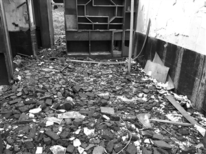 欣欣遇害的废弃的房屋内，满地碎砖石