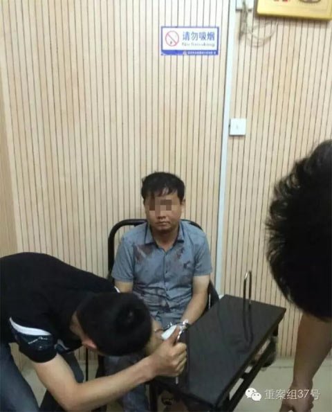 涉嫌砍死女医生的医务人员邓某，案发后浑身是血。 目击者供图