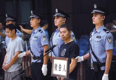 昨日，两名被告人姜军(右一)、张兆东以绑架罪分别被判处五年半和五年有期徒刑。新京报记者 王贵彬 摄
