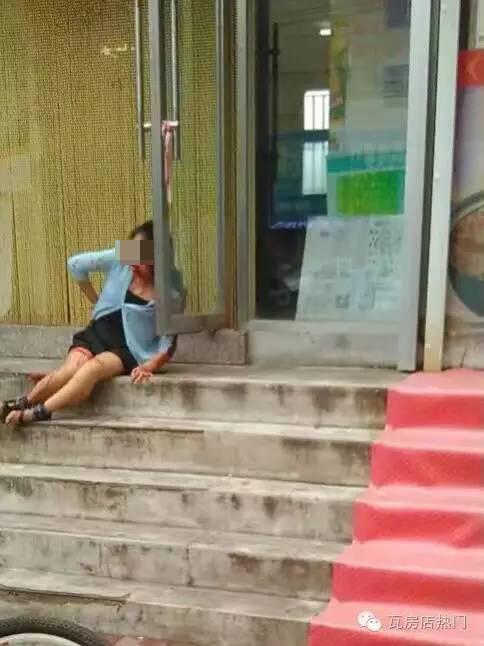 8月20日，<a href=//ln.110.com>辽宁</a>瓦房店市一彩票站打票员遭遇抢劫被刺伤。 目击者供图