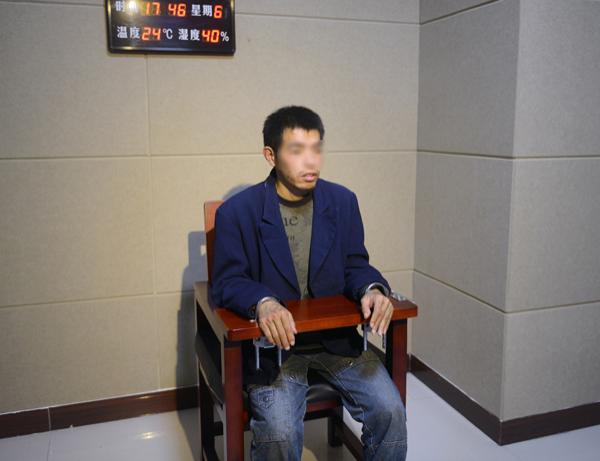 犯罪嫌疑人赵凯凯接受审讯。 警方供图