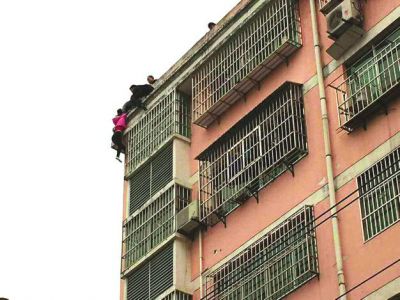 石泉县城30多岁女子因家庭矛盾翻出7楼楼顶护栏