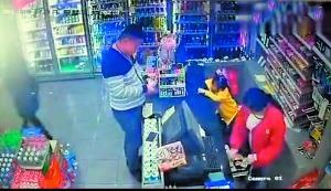 犯罪嫌疑人在超市外被抓获。（视频截图）