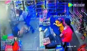 犯罪嫌疑人在超市外被抓获。（视频截图）