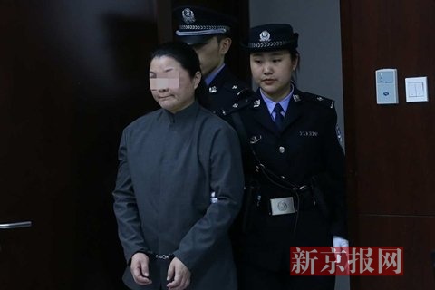 被告人孟某在法庭上受审。新京报记者 王贵彬 摄