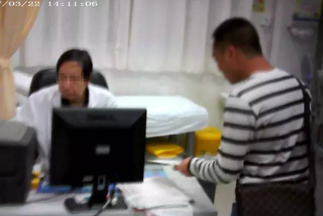 小林来到深圳市人民医院脊柱外科医生陈启明门诊办公室，把写好的处方药名给对方。