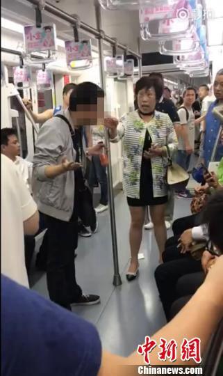 一名戴眼镜男子在<a href=//sh.110.com>上海</a>地铁车厢内随地吐痰，车厢内一位<a href=//sh.110.com>上海</a>阿姨看到后对其进行劝阻教育。视频截图
