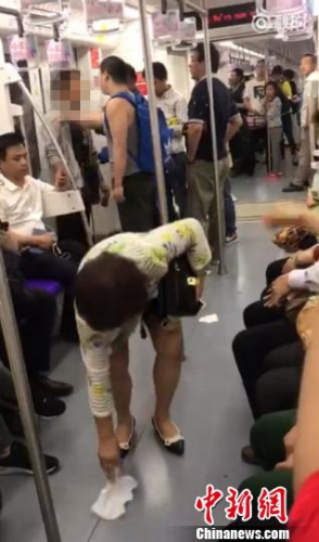 几名男乘客最后将该男子“请”下了车，<a href=//sh.110.com>上海</a>阿姨则用纸巾擦去了地上的痰渍。视频截图