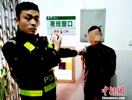 民警将周某某带至医院抽取血液样本 宋俊初 摄