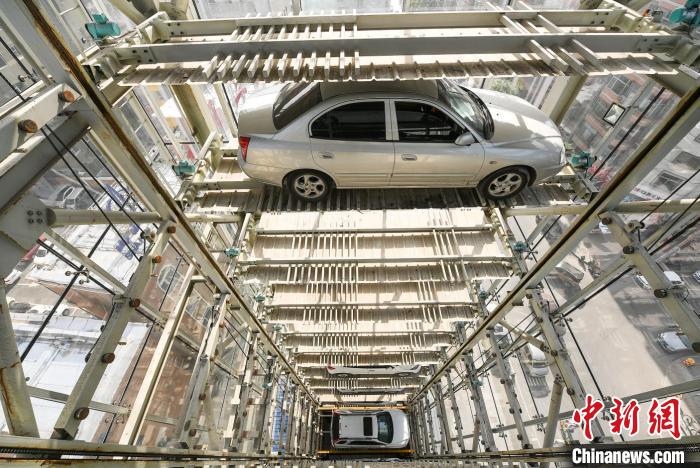资料图。2018年5月29日，<a href=//sx.110.com>山西</a>省太原市桥东街，一座50米高的创意立体车库占地仅56平方米，可停放50辆汽车。　韦亮 摄