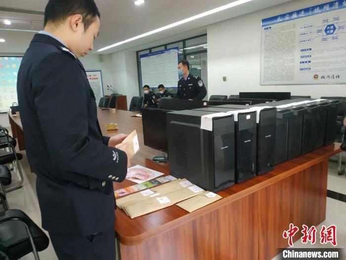 警方查扣电脑、手机、银行卡等涉案财物。徐州鼓楼警方供图