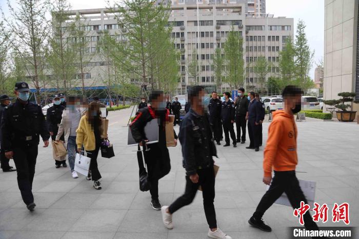 西安警方跨陕皖两省侦破特大网络诈骗案，抓获犯罪嫌疑人120人。西安市公安局高新分局