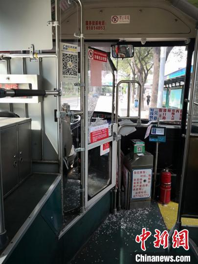 公交车驾驶室安全防护玻璃被打碎。广州警方 供图