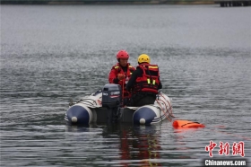 贵州安顺公交车坠湖事件15人在医院救治