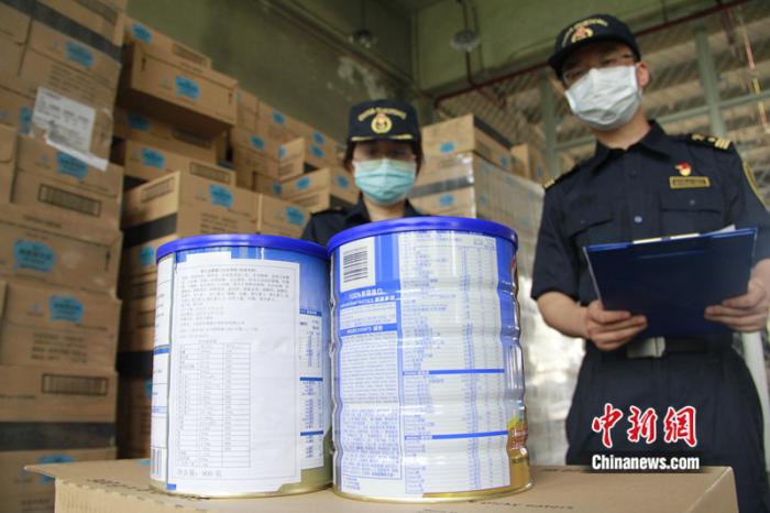 <a href=//bj.110.com>北京</a>海关所属朝阳海关关员正在对“贴牌”与未“贴牌”的同批乳粉进行比对。陈寅松 摄